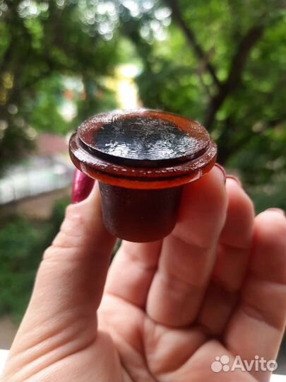 Старинная пробка. Стекло, красный янтарь