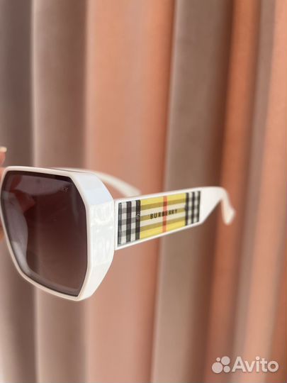 Солнцезащитные очки burberry