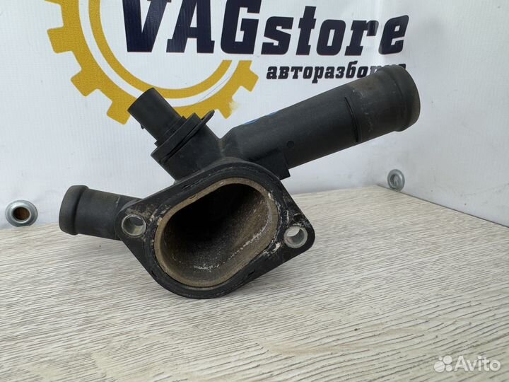 Фланец системы охлаждения Volkswagen Golf 4