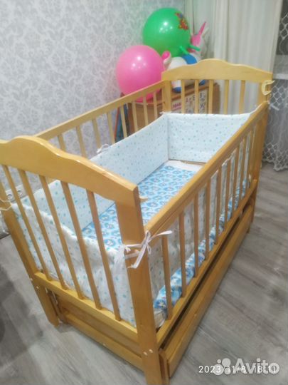Детская кроватка с маятником и ящиком