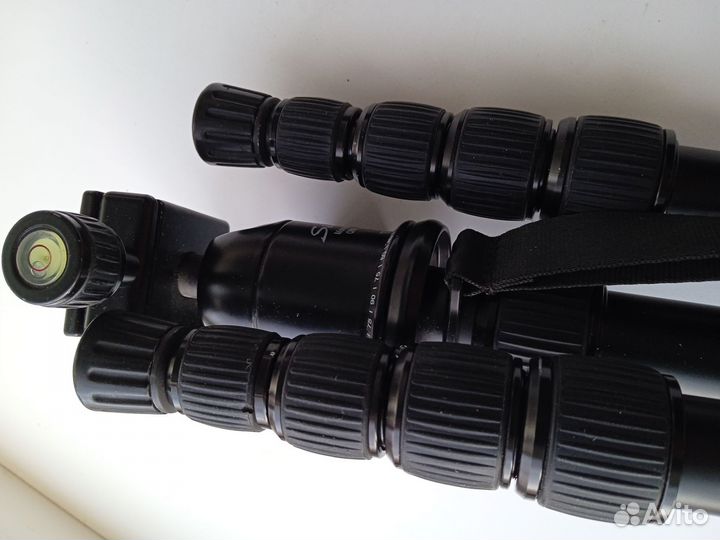 Штатив для видеокамеры