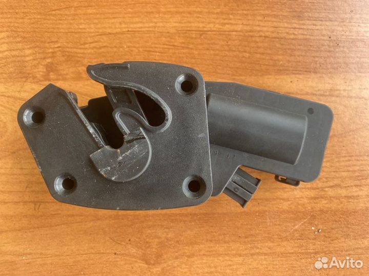 Замок крышки багажника Skoda Superb седан BMP 2009