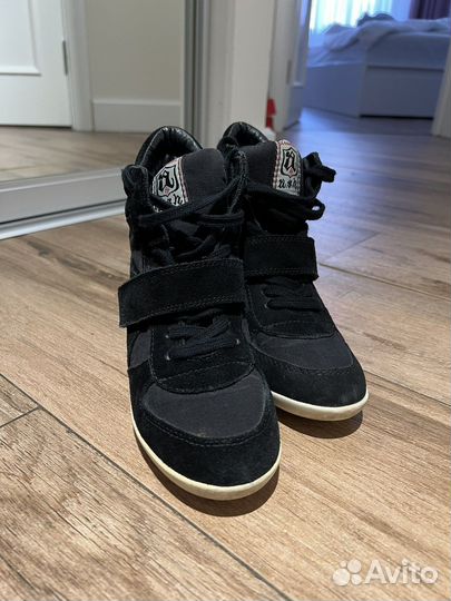 Кроссовки на танкетке