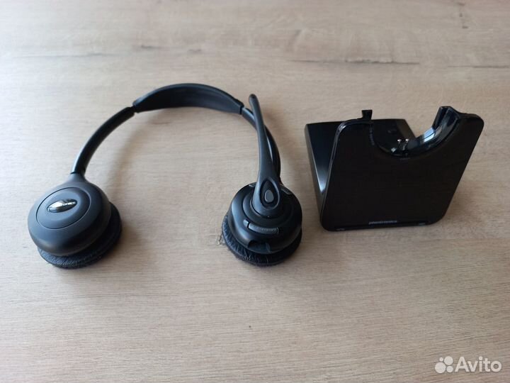База и наушники Plantronics 520A