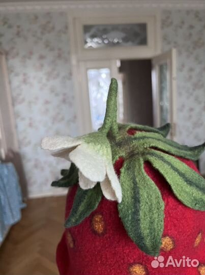 Шапочка-клубничка войлок ручная работа