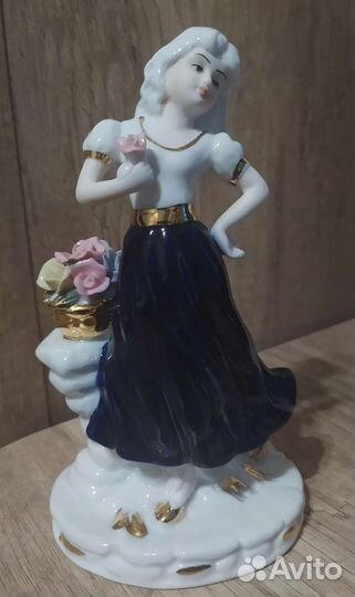 Статуэтка фарфоровая Девушка с цветами
