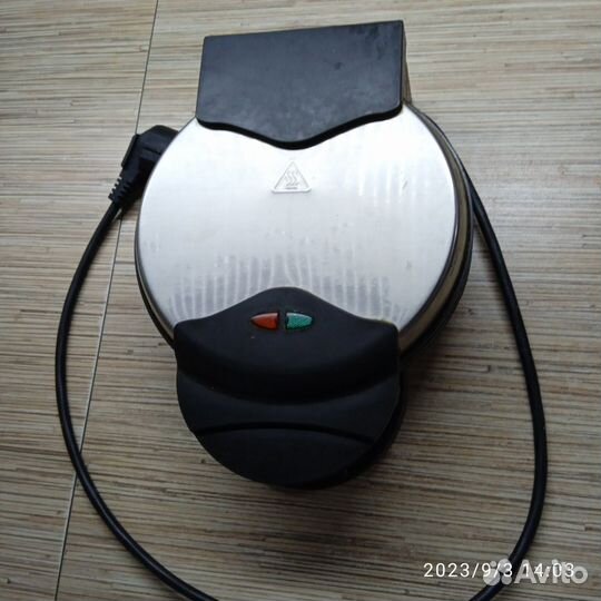 Электрическая вафельница бу