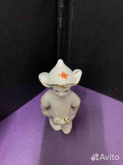 Статуэтка фарфор Мальчик в будёновке