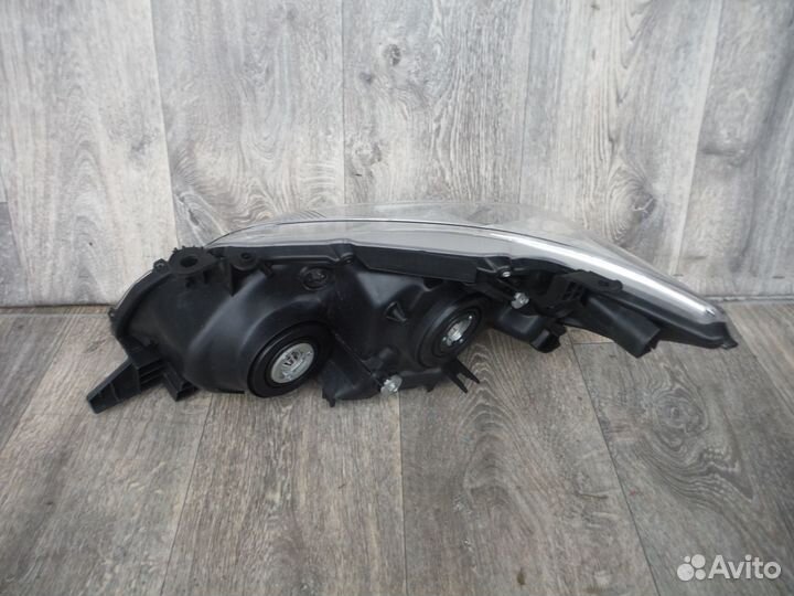 Фара правая Toyota Corolla 150 2011
