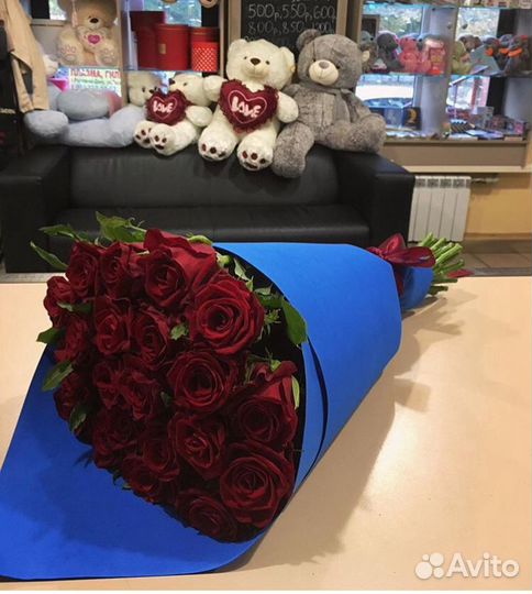 Розы 25 штук в синем крафте 65 см