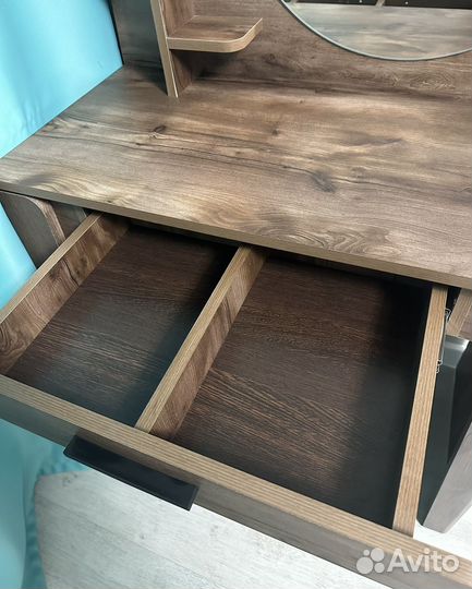 Туалетный столик с зеркалом