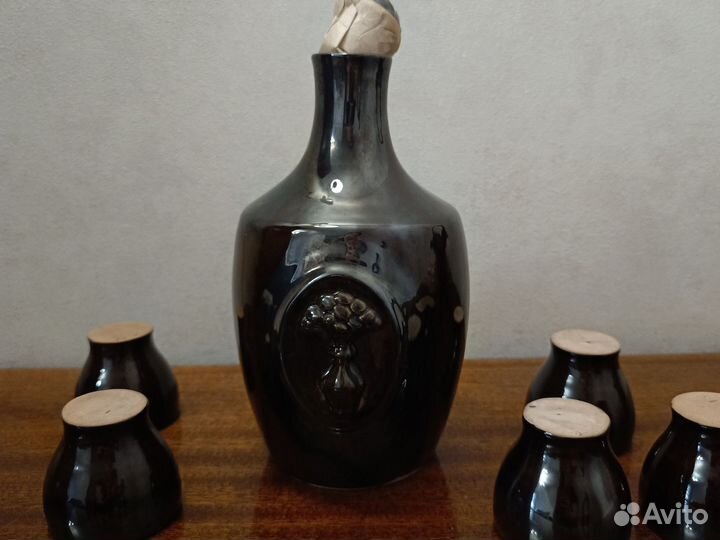 Глиняный кувшин для вина