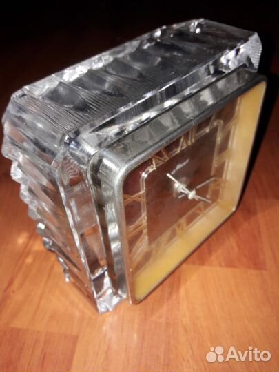 Часы хрустальные кварц настольные кабинетные Маяк