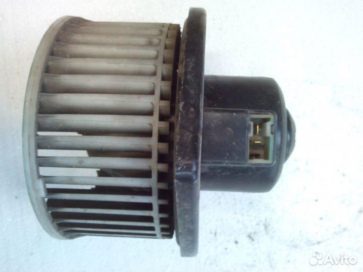 Nissan Primera P-10 Вентилятор отопителя салона