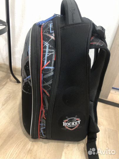 Школьный рюкзак hummingbird T 106