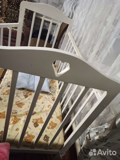 Детская кроватка с маятником