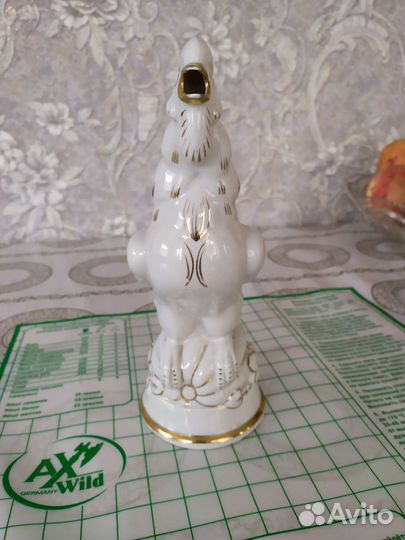 Статуэтка фарфоровая