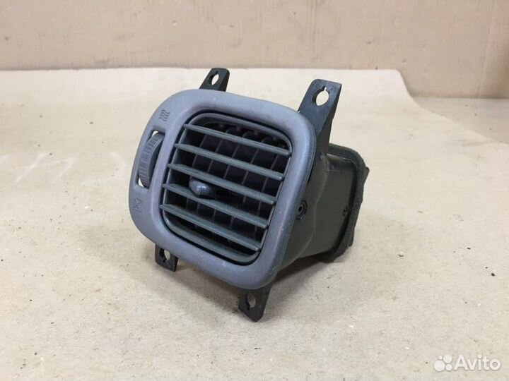 Дефлектор воздушный правый Nissan Almera Classic