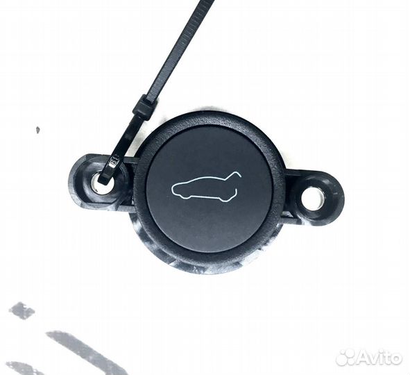 Кнопка закрытия багажника внутренняя Tesla M 3 Y