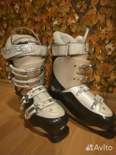 Горнолыжное снаряжение: ботинки, лыжи, палки