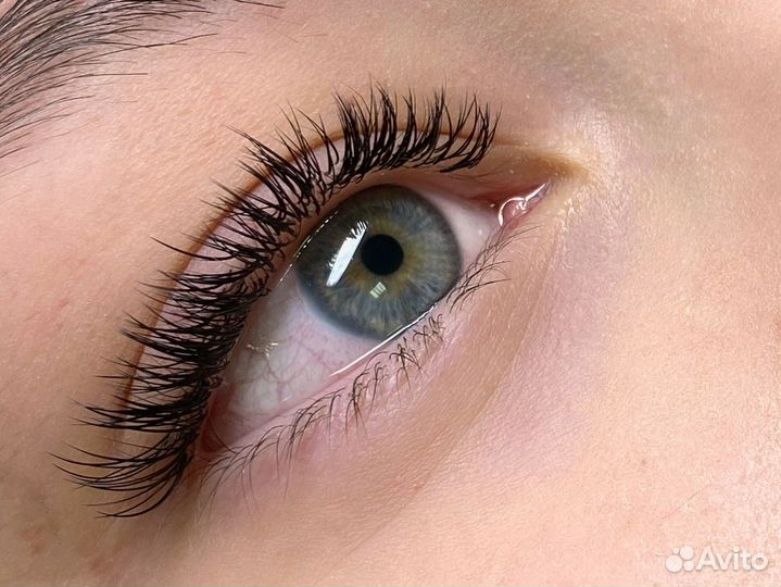 Наращивание ресниц и оформление бровей