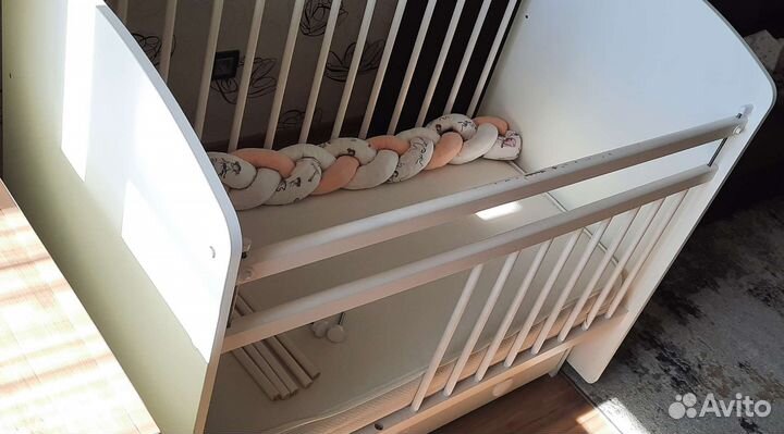 Детская кроватка с маятником