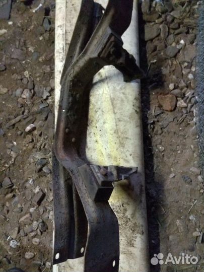 Траверса двигателя 405