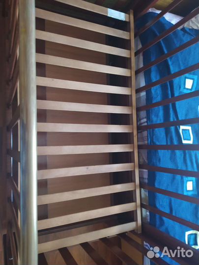 Детская кроватка с продольным маятником