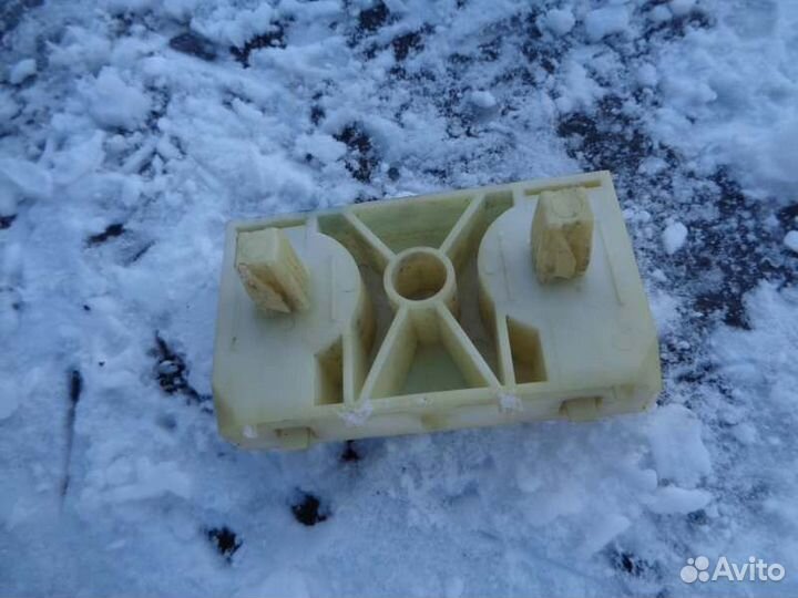 Крепление бампера переднее Nissan Xtrail NT30