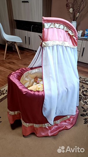 Кроватка для большой куклы с балдахином