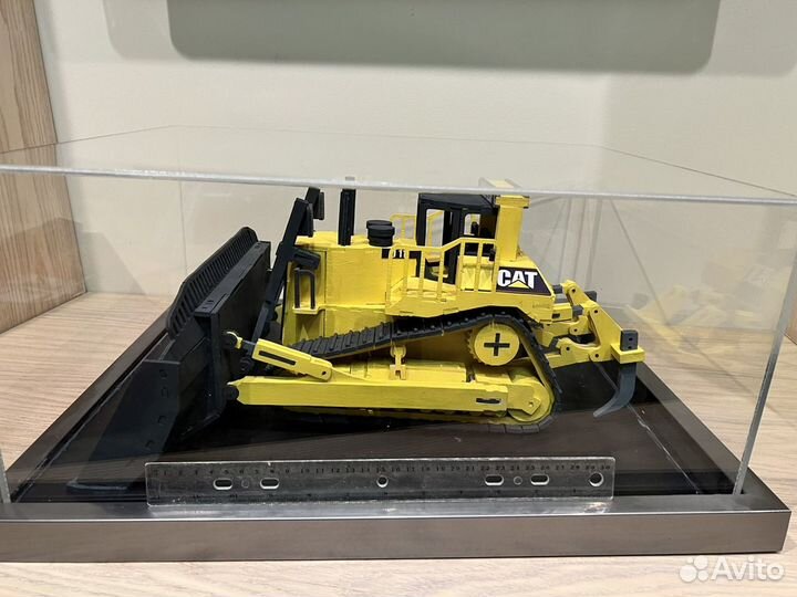 Масштабная модель гусеничного бульдозера Cat