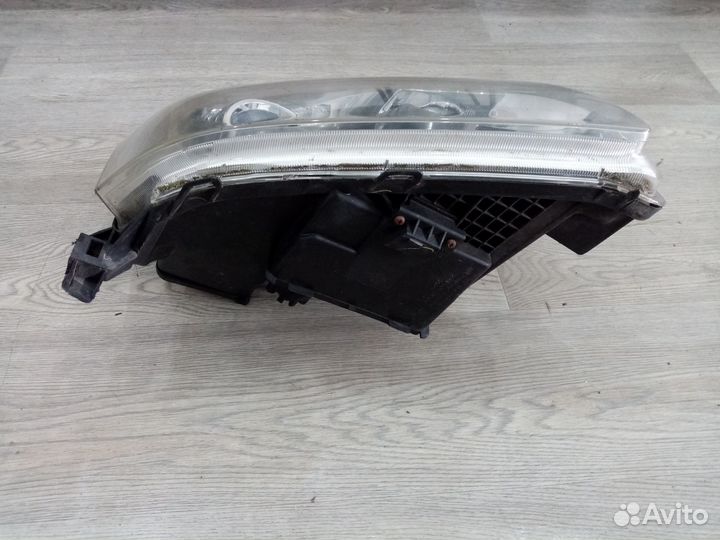 Фара правая для Toyota Avensis II
