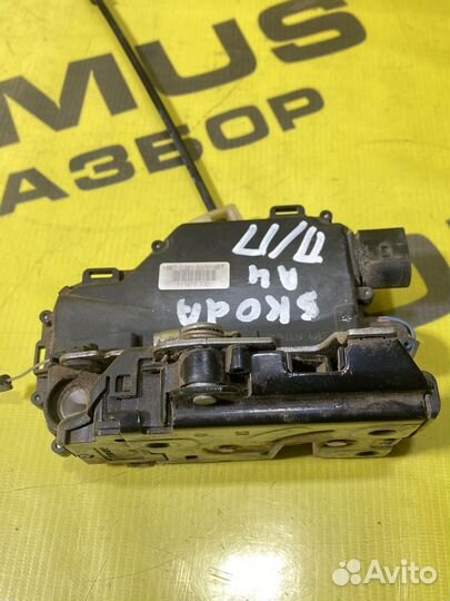 Замок двери передний правый Skoda Superb