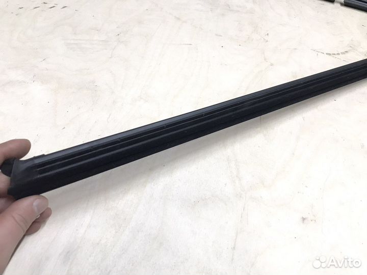 Уплотнитель стекла задней двери Passat B8