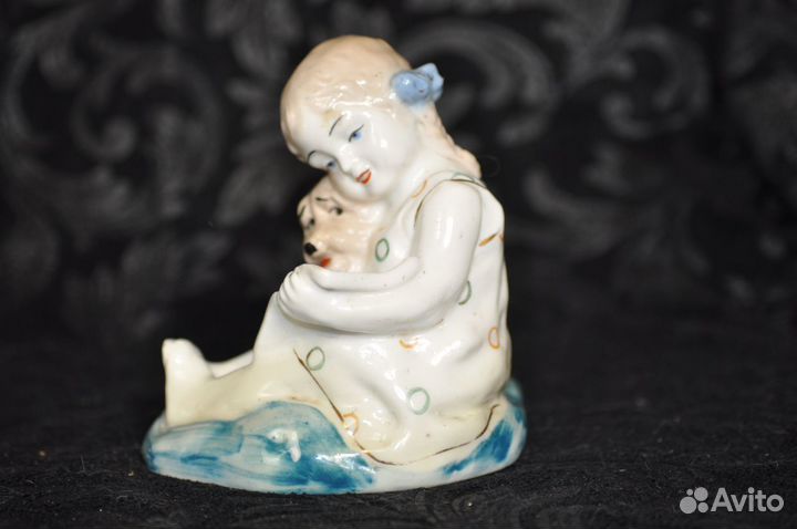 Фарфоровая статуэтка Девочка с собачкой Артель Кер