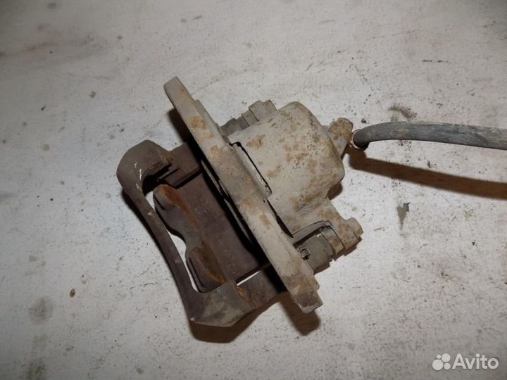 Суппорт передний правый RAV 4 2000-2005