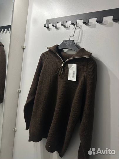 Свитер на замке