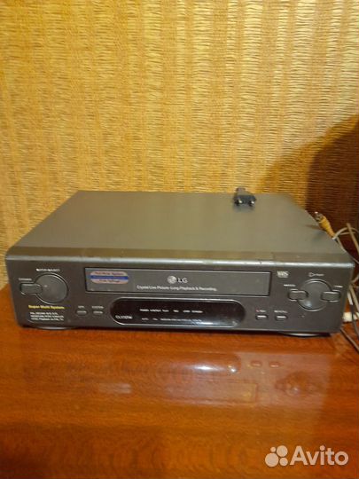 Видеомагнитофон LG