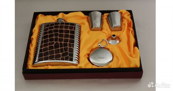 Набор фляжка с рюмками