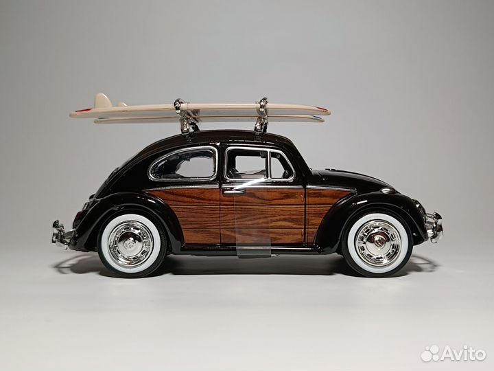 Volkswagen Beetle with Surfboard 1:24 Motormax