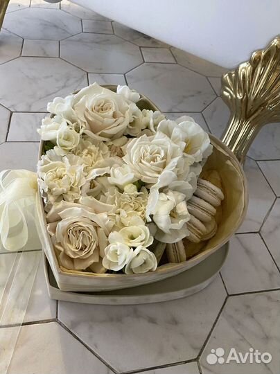 Коробка сердце с цветами и Macarons