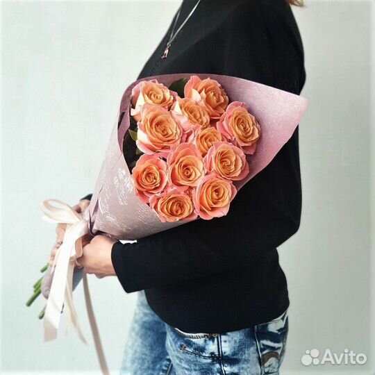 11 каралловых роз в упаковке №444