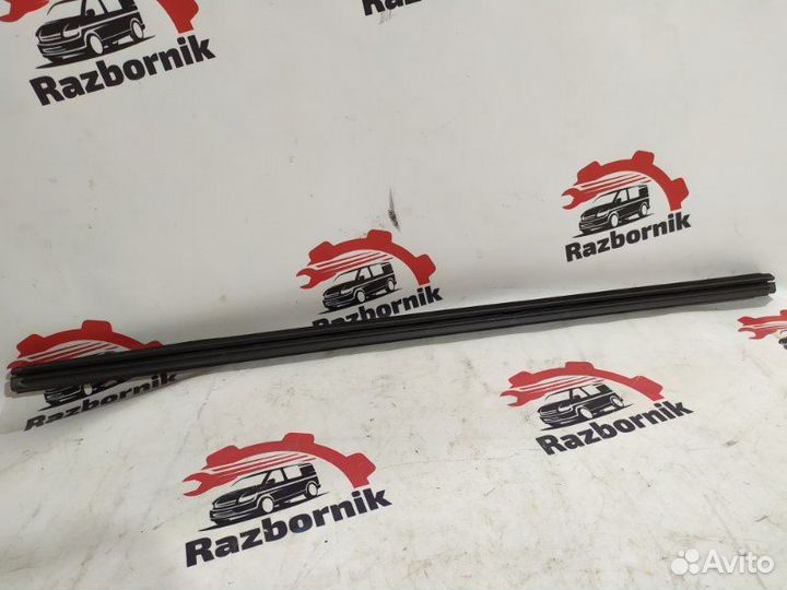 Уплотнитель стекла двери передний правый Mercedes