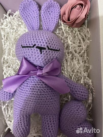 Вязаная игрушка Зайка-сплюшка