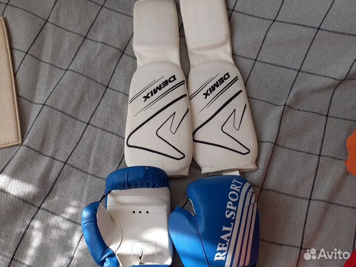 Боксерские перчатки 6 oz,щитки,защита для единоб