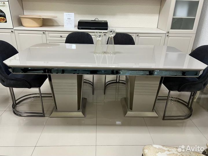 Стол Glory и Sham