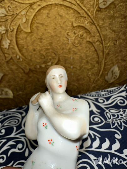 Фарфоровая статуэтка песочное красавица