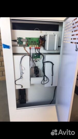 Вендинговый автомат по подзарядке телефонов