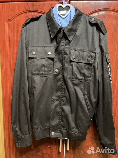 Куртка и рубашка охранника