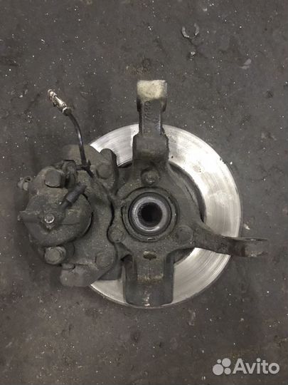 Opel Astra H кулак передний в сборе